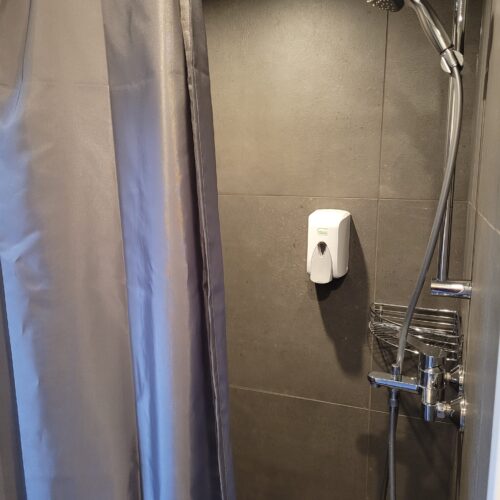 Mājīgs atpūtas namiņš mežā pie Iecavas upes “Mazā zīle”