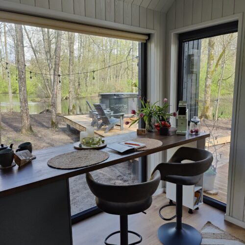 Mājīgs atpūtas namiņš mežā pie Iecavas upes “Mazā zīle”