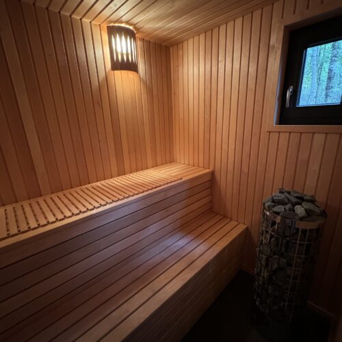 Mājīgs atpūtas namiņš mežā pie Iecavas upes “Mazā zīle”