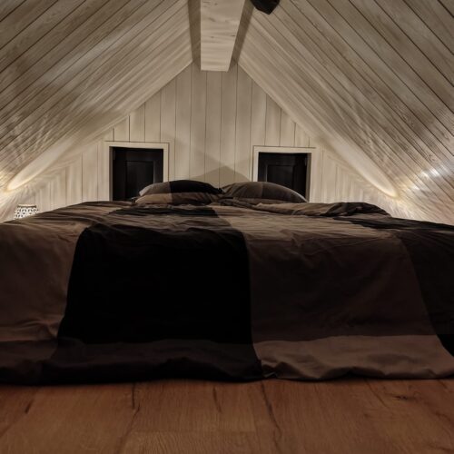 Mājīgs atpūtas namiņš mežā pie Iecavas upes “Mazā zīle”